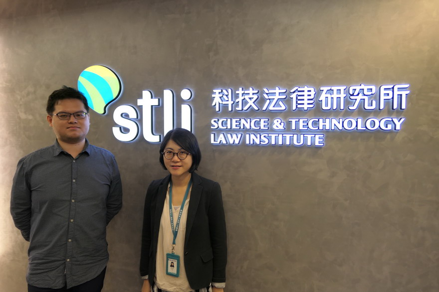 資策會科法所區塊鏈法規協處與諮詢小組成員李姿瑩專案經理(右)與劉徑綸法律研究員(左)